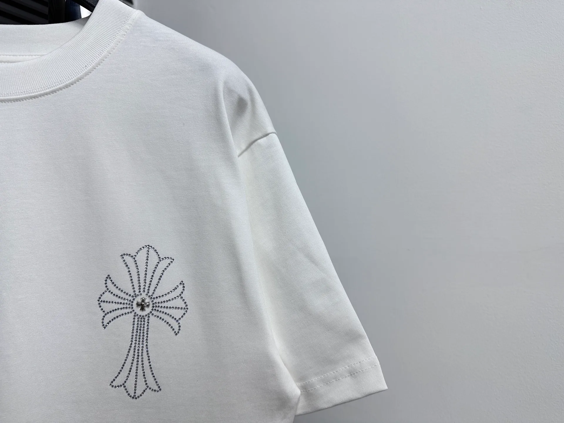 🅿️190 【ChromeHearts】Chrome Hearts 25ss round neck T-shirt Original fabric Official same style Short-sleeved T-shirt Customized 280g vat-dyed fabric Very comfortable to the touch Latest brick cabinet synchronization for spring and summer Fashionable and personalized Super versatile and good-looking Suitable for both men and women A must-have item Tag Collar label Washed wheat Complete with three standards Color: Black White Size: XS-L
